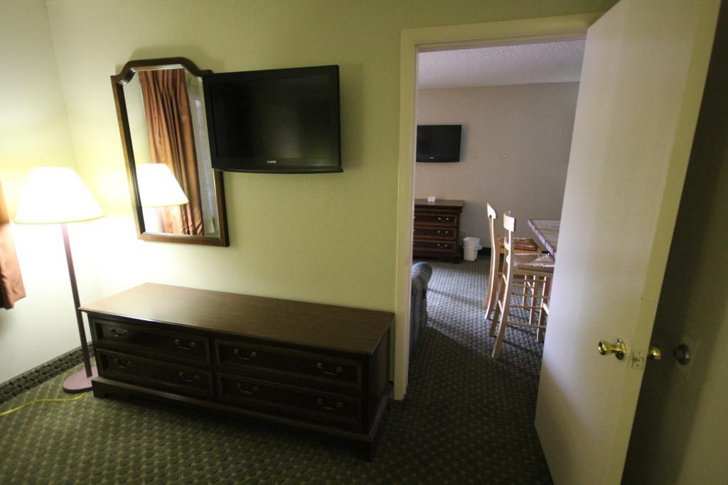 Rodeway Inn & Suites Nashville Exterior photo