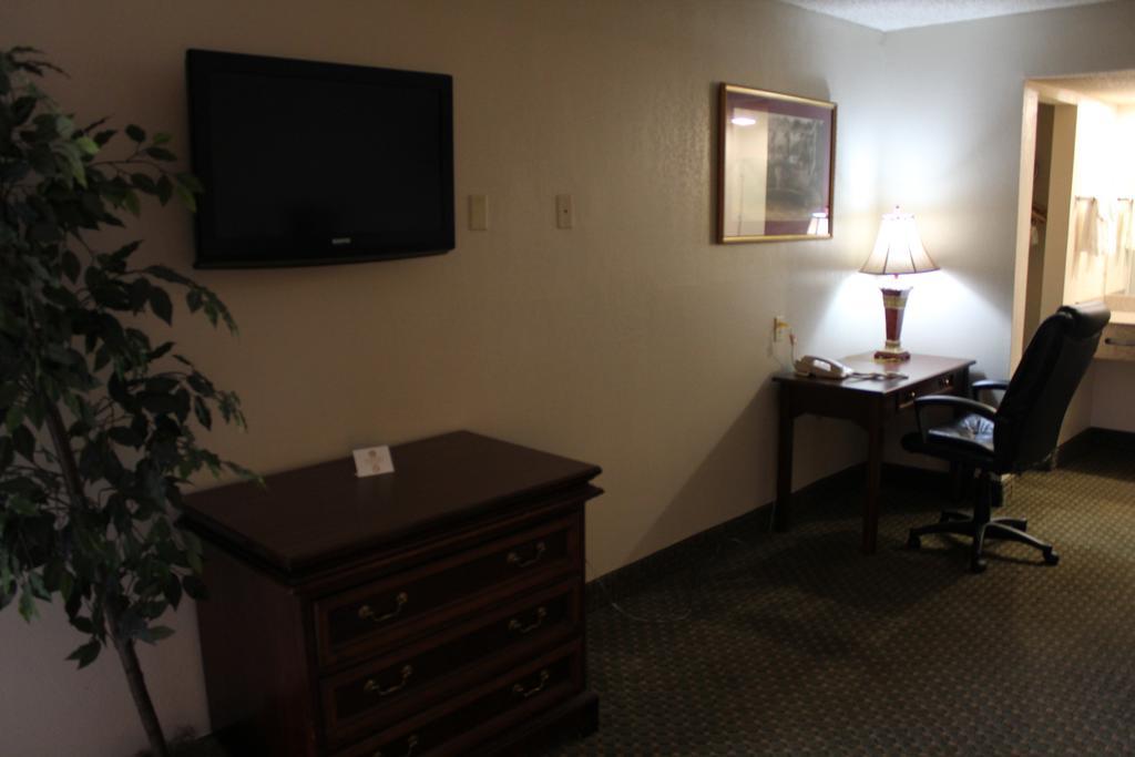 Rodeway Inn & Suites Nashville Exterior photo