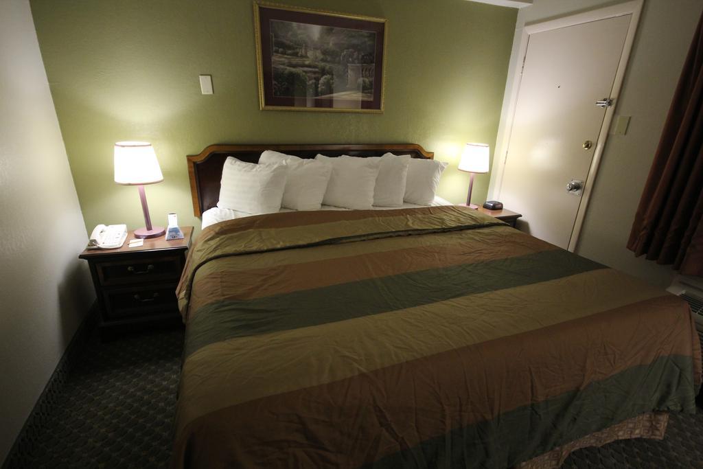 Rodeway Inn & Suites Nashville Room photo