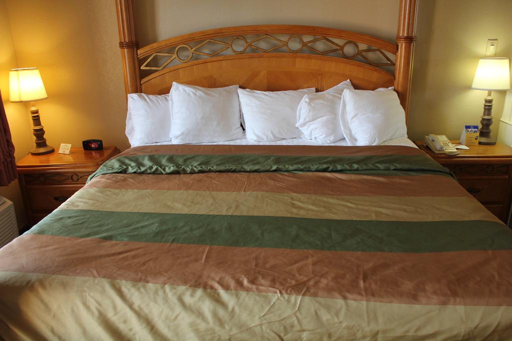 Rodeway Inn & Suites Nashville Room photo