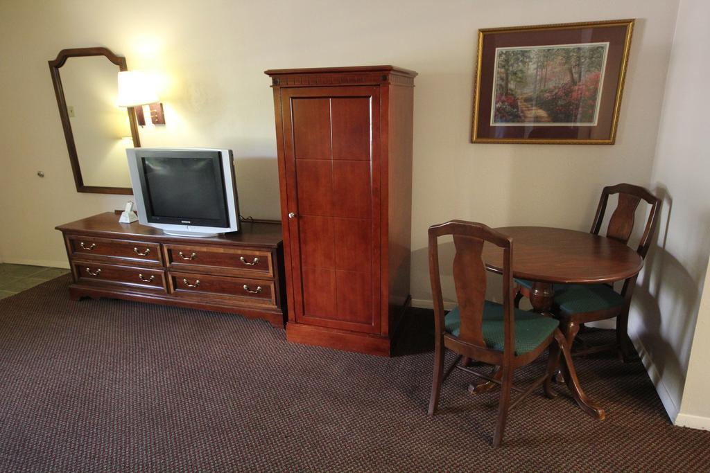 Rodeway Inn & Suites Nashville Room photo