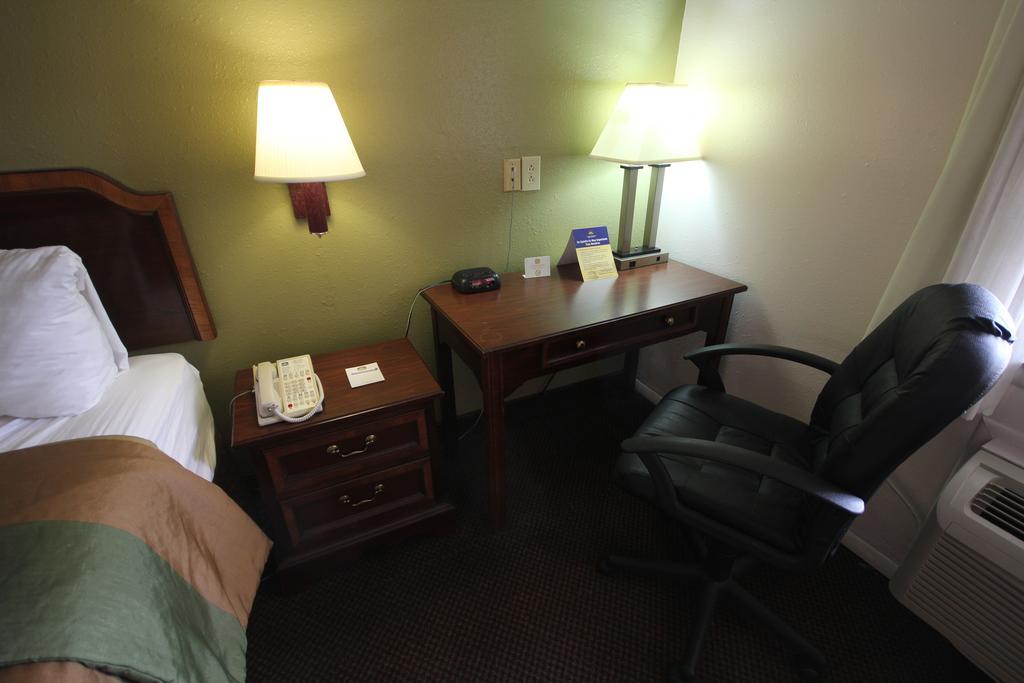 Rodeway Inn & Suites Nashville Room photo