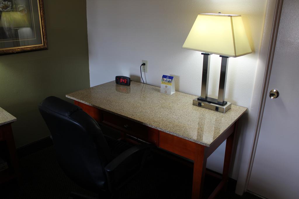 Rodeway Inn & Suites Nashville Room photo