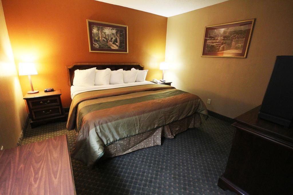 Rodeway Inn & Suites Nashville Exterior photo