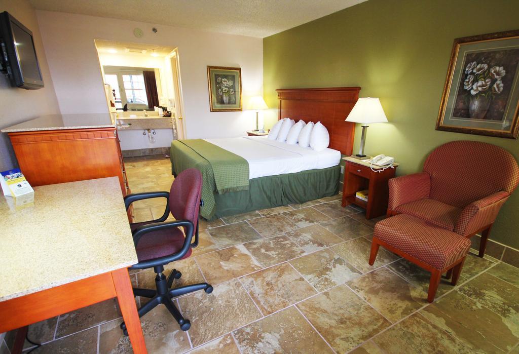 Rodeway Inn & Suites Nashville Exterior photo