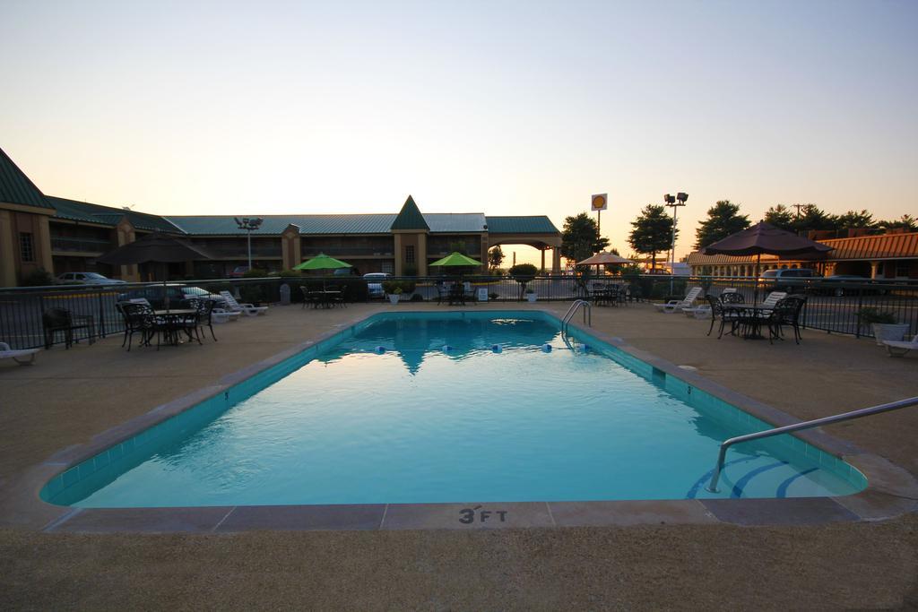 Rodeway Inn & Suites Nashville Exterior photo
